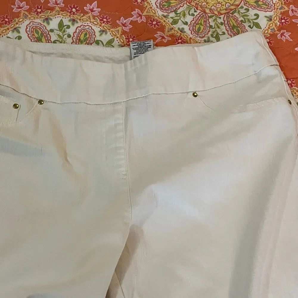 Ruby RD. White Capri pants.